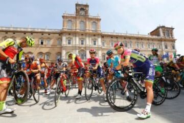 Los ciclistas esperan el inicio de la undécima etapa en la entrada de la academia militar de Módena.