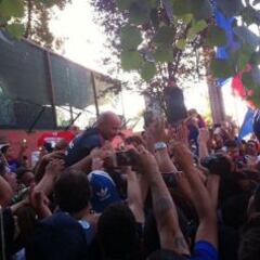 Jorge Sampaoli comparte banderazo con hinchas de la U