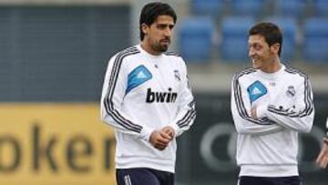 <b>NOVEDAD. </b>Khedira, junto a Mou y Özil, regresó ayer al grupo.