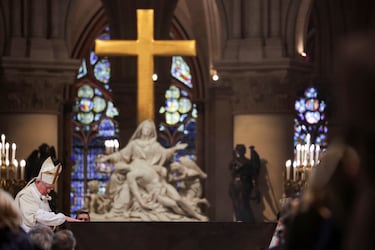 El arzobispo de París, Laurent Ulrich, ofrece la consagración del altar durante la misa inaugural, en la Catedral de Notre-Dame de París, cinco años y medio después del incendio.