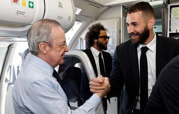 Florentino fue cariñoso con Benzema a la salida del avión del Madrid.