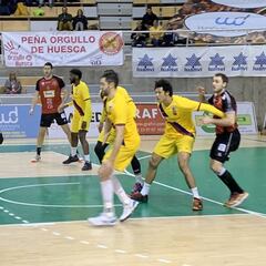 El Barça gana en Huesca y el Ademar remonta en Valladolid