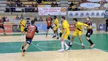 El Bar?a gana en Huesca y el Ademar remonta en Valladolid