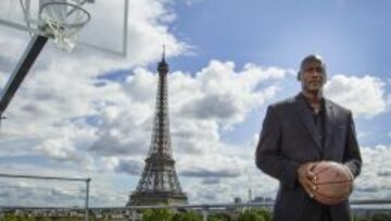 Michael Jordan, con la Torre Eiffel de fondo durante su visita a París.