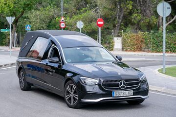 El coche fúnebre con los restos del periodista Pepe Domingo Castaño llega al tanatorio de Pozuelo de Alarcón.