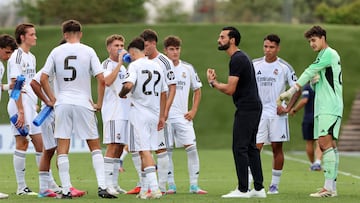 Arbeloa da indicaciones a los jugadores del Castilla.