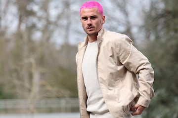 France forward Antoine Griezmann, supporting pink hair, arrives in Clairefontaine for the call-up.