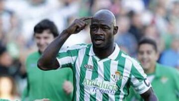 <b>TRADICIÓN. </b>Achille Emaná pide el habitual sombrero con el que celebra sus goles con el Betis.