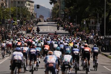 El pelotón durante la quinta etapa del Giro entre Génova y Lucca.
