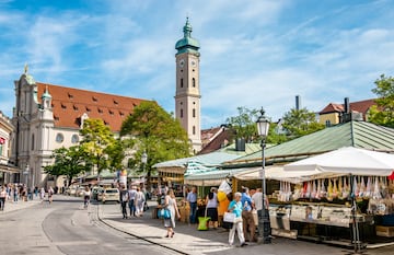 Otra de las visitas obligadas si visitas M¨²nich es el Viktualienmarkt, un mercado de viandas situado en el centro de la ciudad. Tiene una superficie de 22.000 m? en la que 140 vendedores ofrecen todo tipo de productos.