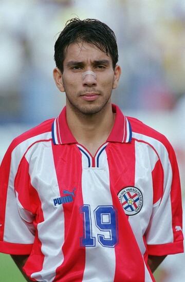 Anotó tres goles para Paraguay en los mundiales del 2002 y 2006. En 2009 llegó a la U donde logró un título, pero no rindió como se esperaba.