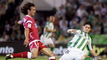 Edú intenta arrebatar un balón a Javi Navarro.