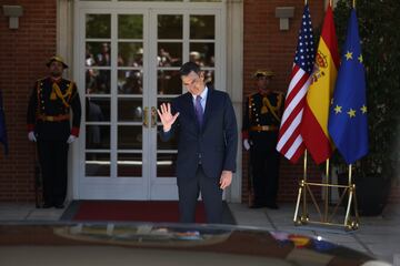 El presidente del Gobierno, Pedro Sánchez, espera para recibir al presidente de los Estados Unidos para celebrar una reunión en el Palacio de La Moncloa. 