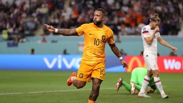 DOHA, QATAR - DECEMBER 03: Memphis Depay of Netherlands celebrates scoring the team's first goal during the FIFA World Cup Qatar 2022 Round of 16 match between Netherlands and USA at Khalifa International Stadium on December 03, 2022 in Doha, Qatar. (Photo by Julian Finney/Getty Images)