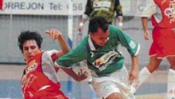 <b>LÍDER.</b> Luis Amado felicita a sus compañeros tras marcar un gol.