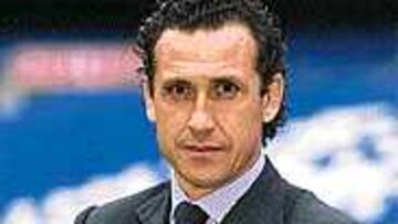 <B>CONFIANZA.</B> Valdano, ayer en el Bernabéu, pide apoyo al madridismo.