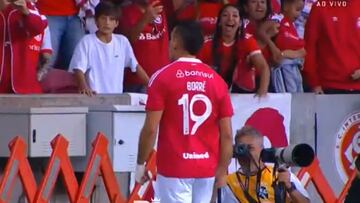Rafael Santos Borré marca un gol en el 3-0 de Inter ante Cruzeiro.