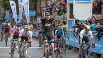 Swift levanta los brazos tras ganar en Markina, con Valverde en segunda posición.