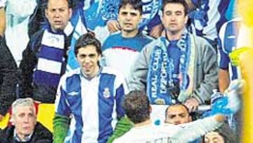 <b>TENSIÓN.</b> La acción de César de devolver los objetos a la afi ción le costó la expulsión, Medina no dudó y le mostró la segunda amarilla.