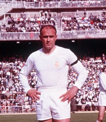At the start of the 1950s, the kit underwent a series of changes while maintaining the white jersey and shorts.
