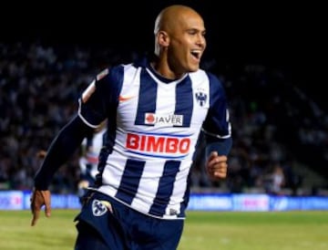 El 'Chupete' Suazo incursionó en el fútbol europeo, cuando en el 2010 pasó del Monterrey al Real Zaragoza del fútbol español.