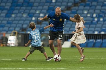 Reina con sus hijos.