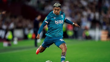 Bournemouth's Mexican defender #28 Julian Araujo controls the ball during the English League Cup second round football match between West Ham United and Bournemouth FC at The London Stadium, in east London on August 28, 2024. (Photo by BENJAMIN CREMEL / AFP) / RESTRICTED TO EDITORIAL USE. No use with unauthorized audio, video, data, fixture lists, club/league logos or 'live' services. Online in-match use limited to 120 images. An additional 40 images may be used in extra time. No video emulation. Social media in-match use limited to 120 images. An additional 40 images may be used in extra time. No use in betting publications, games or single club/league/player publications. /