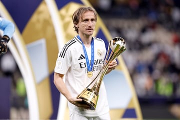 Luka Modric posa con la Copa Intercontinental conquistada tras derrotar al Pachuca mexicano el pasado 18 de diciembre en Doha.