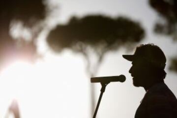 Victor Dubuisson interviene en la presentación del trofeo de golf, después de ganar las Turkish Airlines en el Montgomerie Maxx Royal Course el 10 de noviembre de 2013 en Antalya, Turquía.