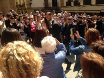 El delantero de la Juventus de Turín Fernando Llorente y su esposa María Lorente tras contraer matrimonio en la basílica de Santa María del Coro de San Sebastián.