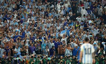 La Albiceleste celebra la victoria y la clasificación para la final del Mundial. En la imagen, los seguidores argentinos.