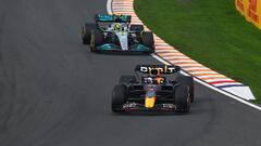 ZANDVOORT, NETHERLANDS - SEPTEMBER 04: Max Verstappen of the Netherlands driving the (1) Oracle Red Bull Racing RB18 leads Lewis Hamilton of Great Britain driving the (44) Mercedes AMG Petronas F1 Team W13 during the F1 Grand Prix of The Netherlands at Circuit Zandvoort on September 04, 2022 in Zandvoort, Netherlands. (Photo by Clive Mason/Getty Images) // Getty Images / Red Bull Content Pool // SI202209040371 // Usage for editorial use only // 