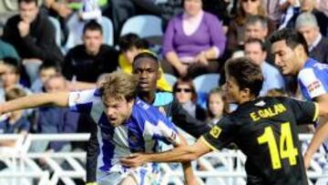 Galán pelea por el balón con agirretxe, ayer en Anoeta
