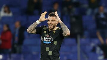 CORNELLÁ DE LLOBREGAT (BARCELONA), 18/03/2023.- El centrocampista del Celta de Vigo Carles Pérez celebra su gol, tercero de los gallegos ante el RCD Espanyol, durante el encuentro correspondiente a la jornada 26 de LaLiga Santander que disputan RCD Espanyol y Celta de Vigo este sábado en el RCDE Stadium de Cornellá de Llobregat (Barcelona). EFE/ Toni Albir
