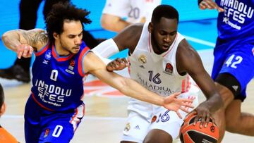 Usman Garuba lucha por un balón con Shane Larkin.