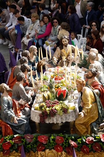 Varias personas observan un trono de 'La Última Cena', durante la procesión de Los Salzillos de la Real y Muy Ilustre Cofradía de Nuestro Padre Jesús Nazareno el Viernes Santo en Murcia, Región de Murcia (España). 