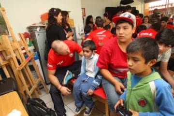 Los niños del Colegio "Con todo el Corazón" recibieron a la ministra y diversos deportistas.