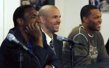 En febrero de 2008, Kidd volvió a Dallas a cambio de Devin Harris, Trenton Hassell, Jerry Stackhouse, DeSagana Diop, Maurice Ager, dos primeras rondas, tres millones de dólares y el contrato de Keith Van Horn. EN la foto, durante su presentación junto al técnico Avery Johnson.