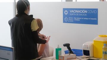 Archivo - Una persona recibe la vacuna contra la Covid-19 en Galicia.