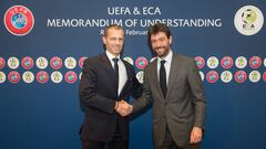 Los m&aacute;ximos dirigentes de UEFA, Aleksander Ceferin, y ECA, Andrea Agnelli, se saludan tras un comit&eacute; ejecutivo del primer organismo.
 