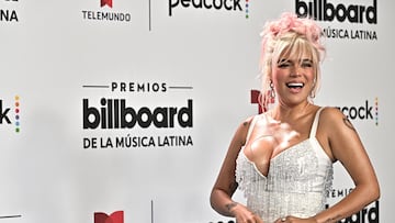 Karol G, cantante, compositora y productora colombiana, posa en la alfombra roja de los Latin Billboard Awards.