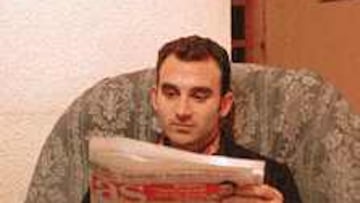 EL ÚNICO VITORIANO, LEE AS. Pablo, capitán y único vitoriano de la plantilla, tiene en sus manos el ejemplar de AS con la histórica portada en la que se refleja la hazaña del Alavés, el actual líder de Primera.