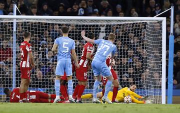 Jan Oblan detiene el disparo de falta directa de Kevin De Bruyne.