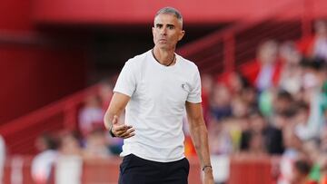 Gaizka Garitano en el banquillo de Los Cármenes.