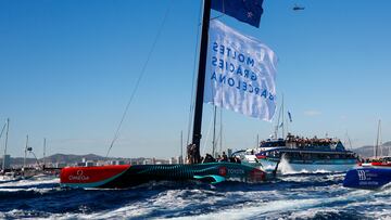 BARCELONA, 19/10/2024.- Los miembros del equipo Emirates New Zealand, vigente campeón, celebran la victoria en la 37ª edición de la Louis Vuitton Copa del América este sábado, en Barcelona. EFE/ Quique García
