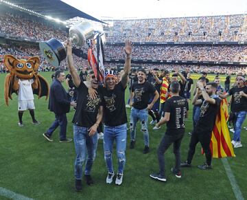 Valencia streets packed as fans celebrate with Copa del Rey winning team