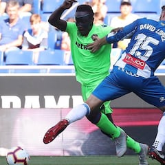 David López, al margen antes de la visita al Real Madrid