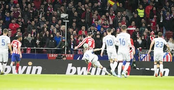 El jugador del Levante, Roger, marca el 1-1 al Atlético de Madrid. 