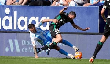 Dioni pugna por una pelota.