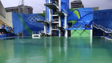 A picture taken on August 10, 2016 at the Maria Lenk Aquatics Stadium in Rio de Janeiro shows the diving pool of the Rio 2016 Olympic Games.
Red-faced Rio Olympics organisers anxiously waited for the diving water to turn back from a nervy green to classic blue as a lack of chemicals was revealed as the cause of the colour changes. Heavy rain slowed the flow of new chemicals added to the water which was also green in the pool used for the synchronised swimming and water-polo.
/ AFP PHOTO / CHRISTOPHE SIMON